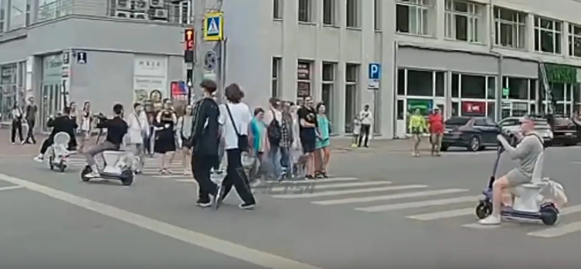 Сибиряков накажут за езду на унитазах по центру города Сибиряков накажут за езду на унитазах по центру города