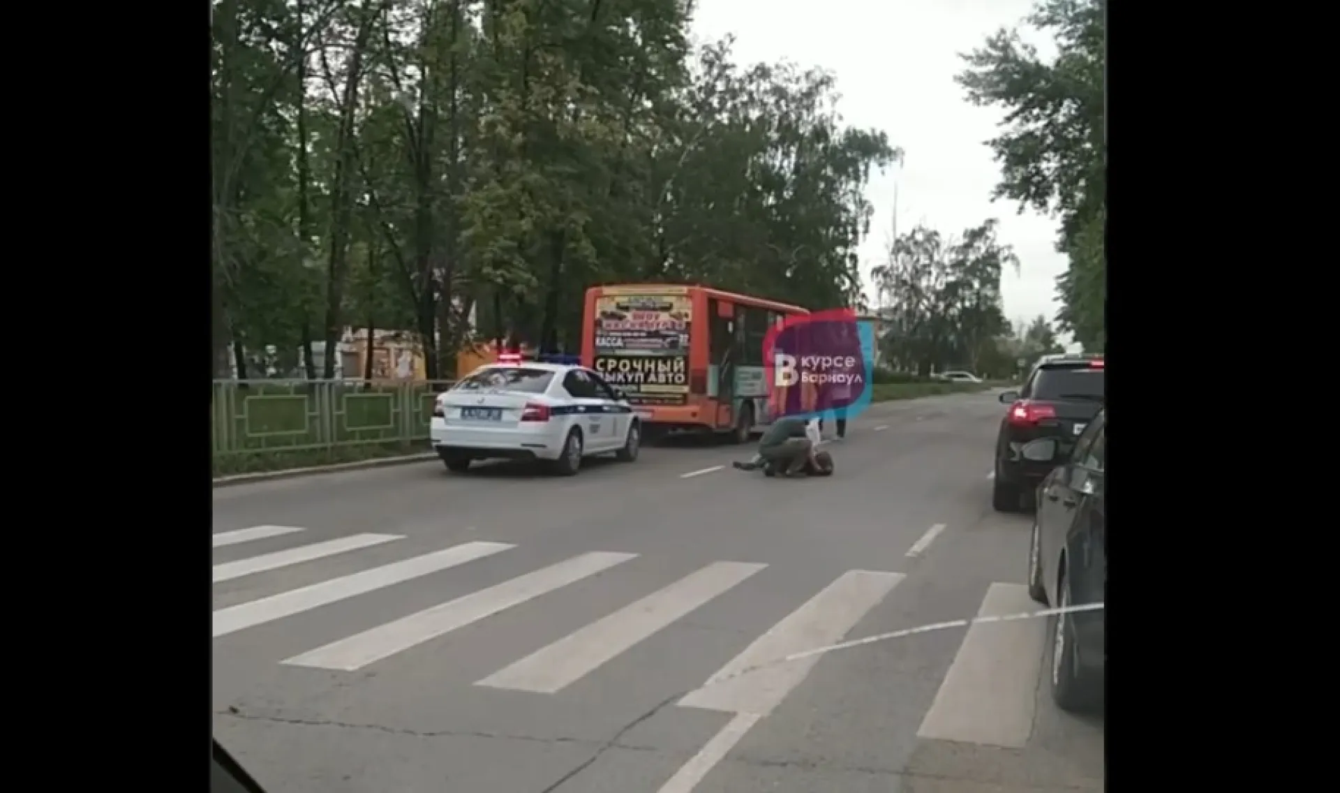 Маршрутка сбила подростка в Барнауле Маршрутка сбила подростка в Барнауле