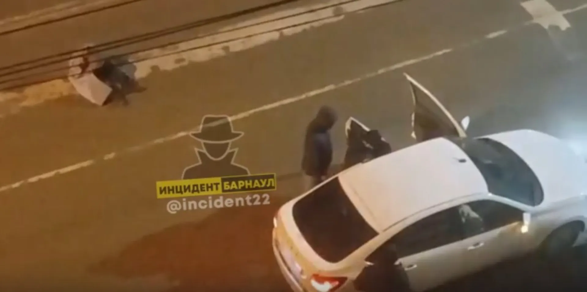 Соцсети: человека избили и затащили в машину в Барнауле Соцсети: человека избили и затащили в машину в Барнауле