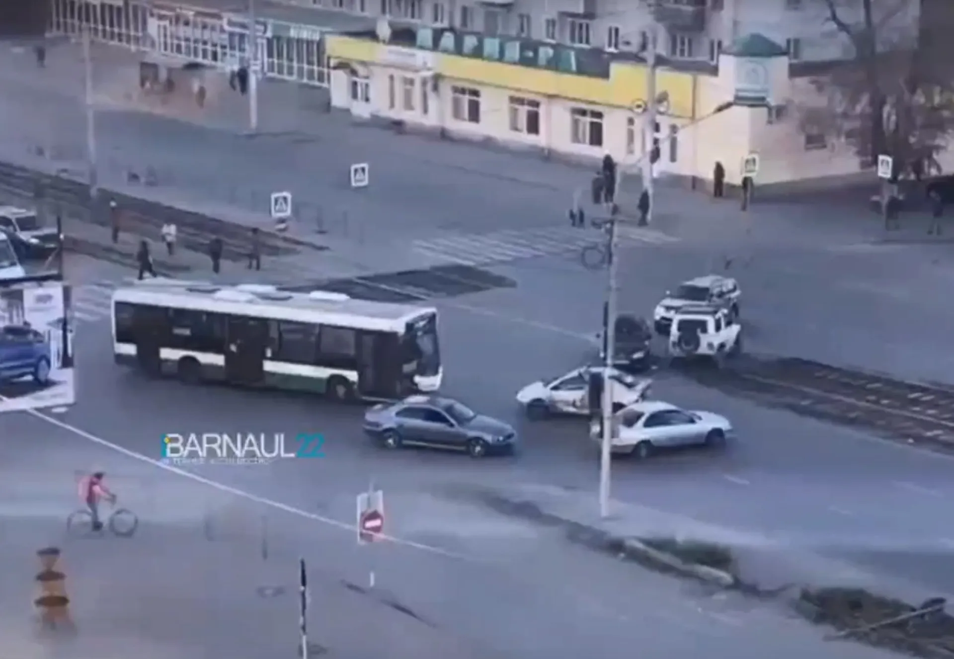 Автобус столкнулся с легковушкой на Новом рынке в Барнауле Автобус столкнулся с легковушкой на Новом рынке в Барнауле