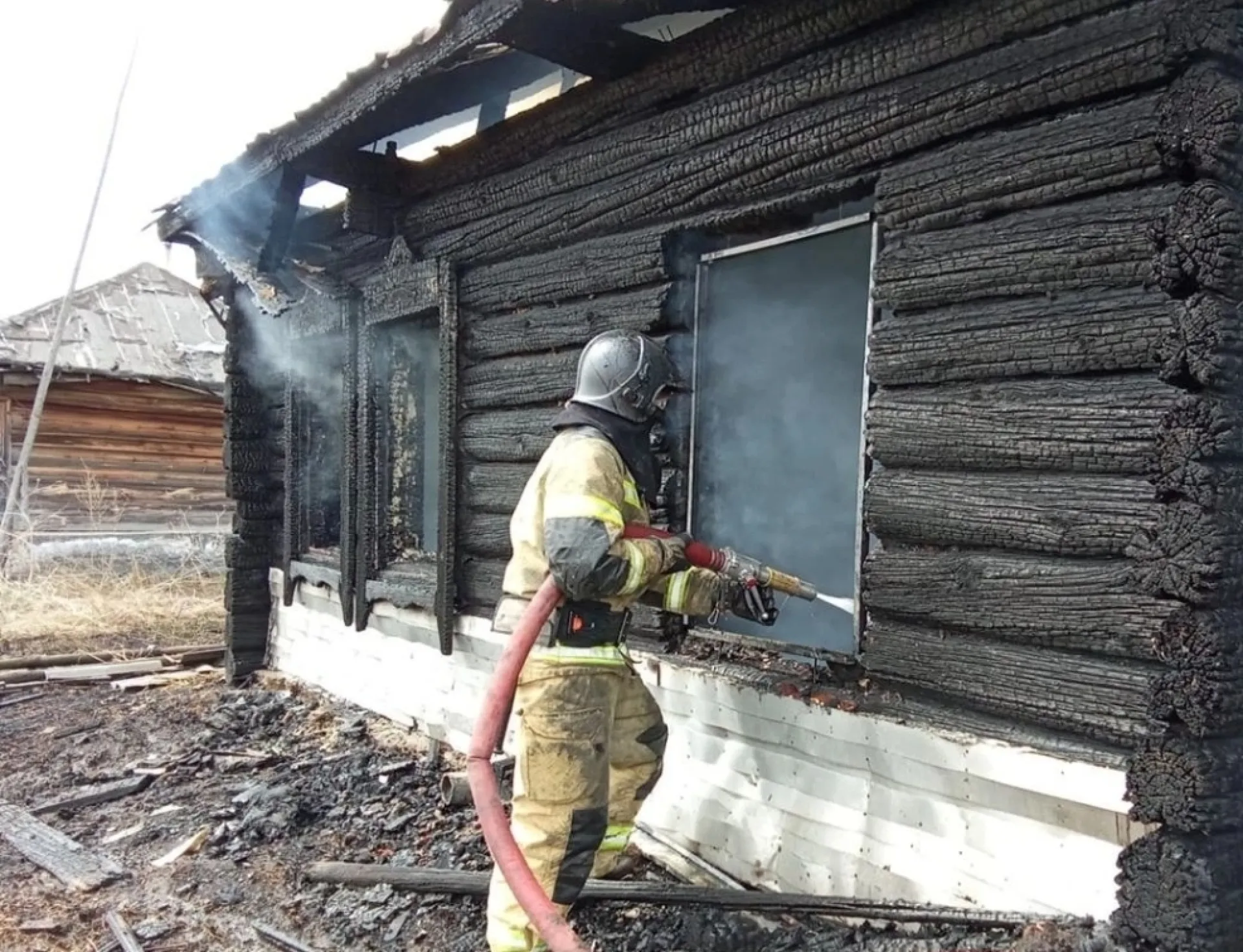 В Алтайском крае сотрудники МЧС спасли при пожаре многодетную семью В Алтайском крае сотрудники МЧС спасли при пожаре многодетную семью