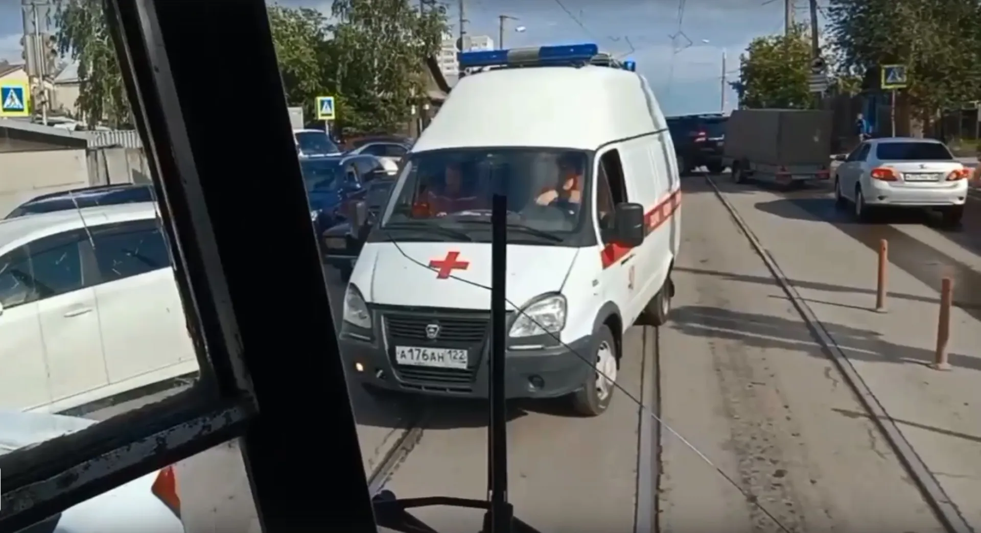 Автомобиль скорой помощи застрял в пробке на трамвайных путях в Барнауле Автомобиль скорой помощи застрял в пробке на трамвайных путях в Барнауле