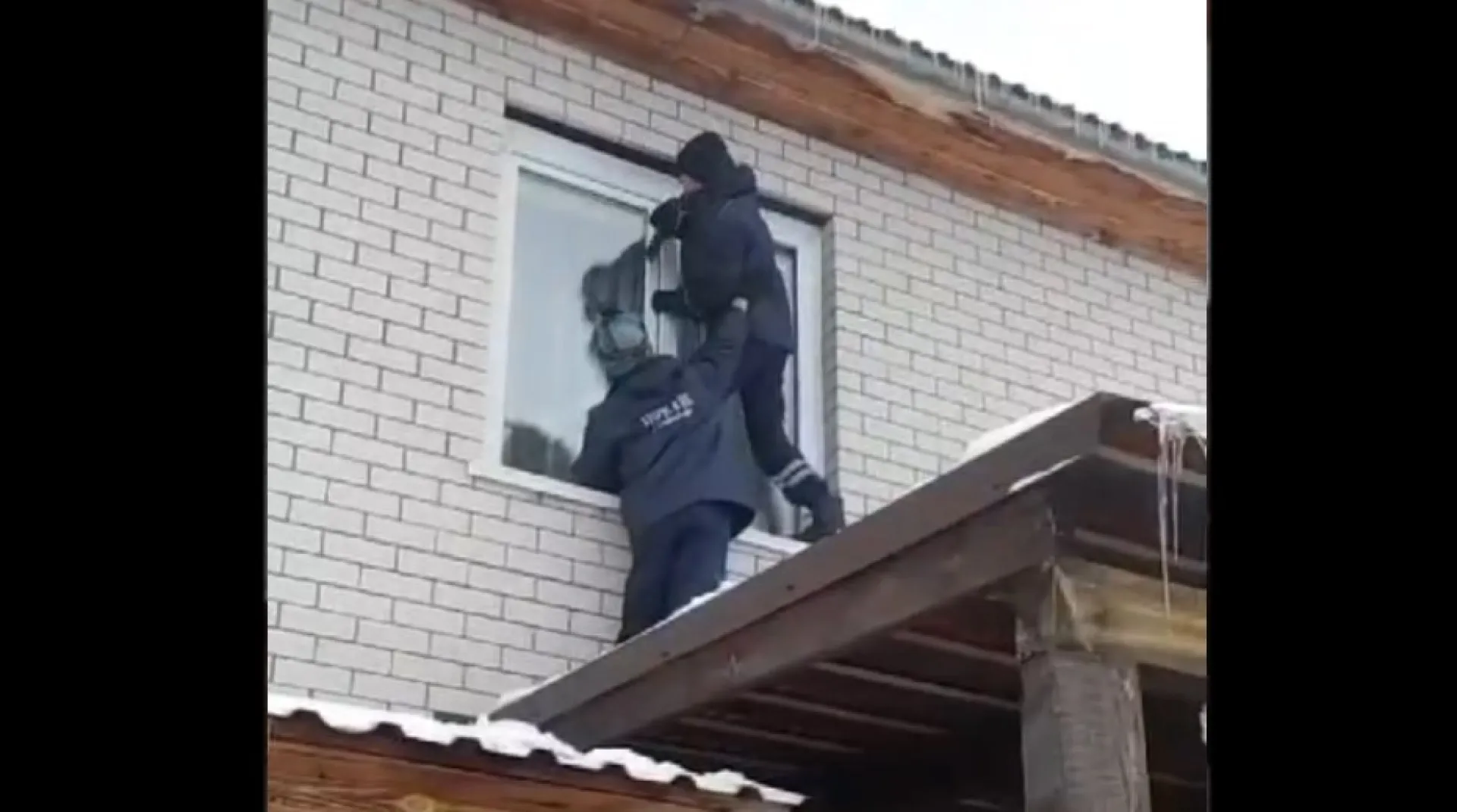 Оказавшегося взаперти ребенка спасли в Барнауле Оказавшегося взаперти ребенка спасли в Барнауле