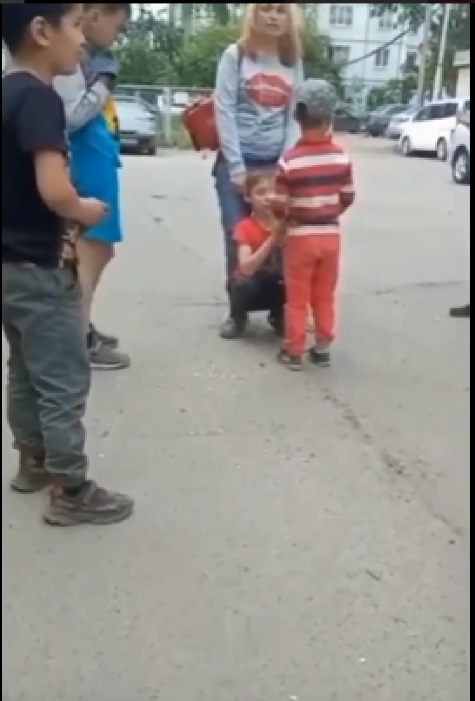 Сибирячка прилюдно поставила на колени подростка, обидевшего её сына Сибирячка прилюдно поставила на колени подростка, обидевшего её сына