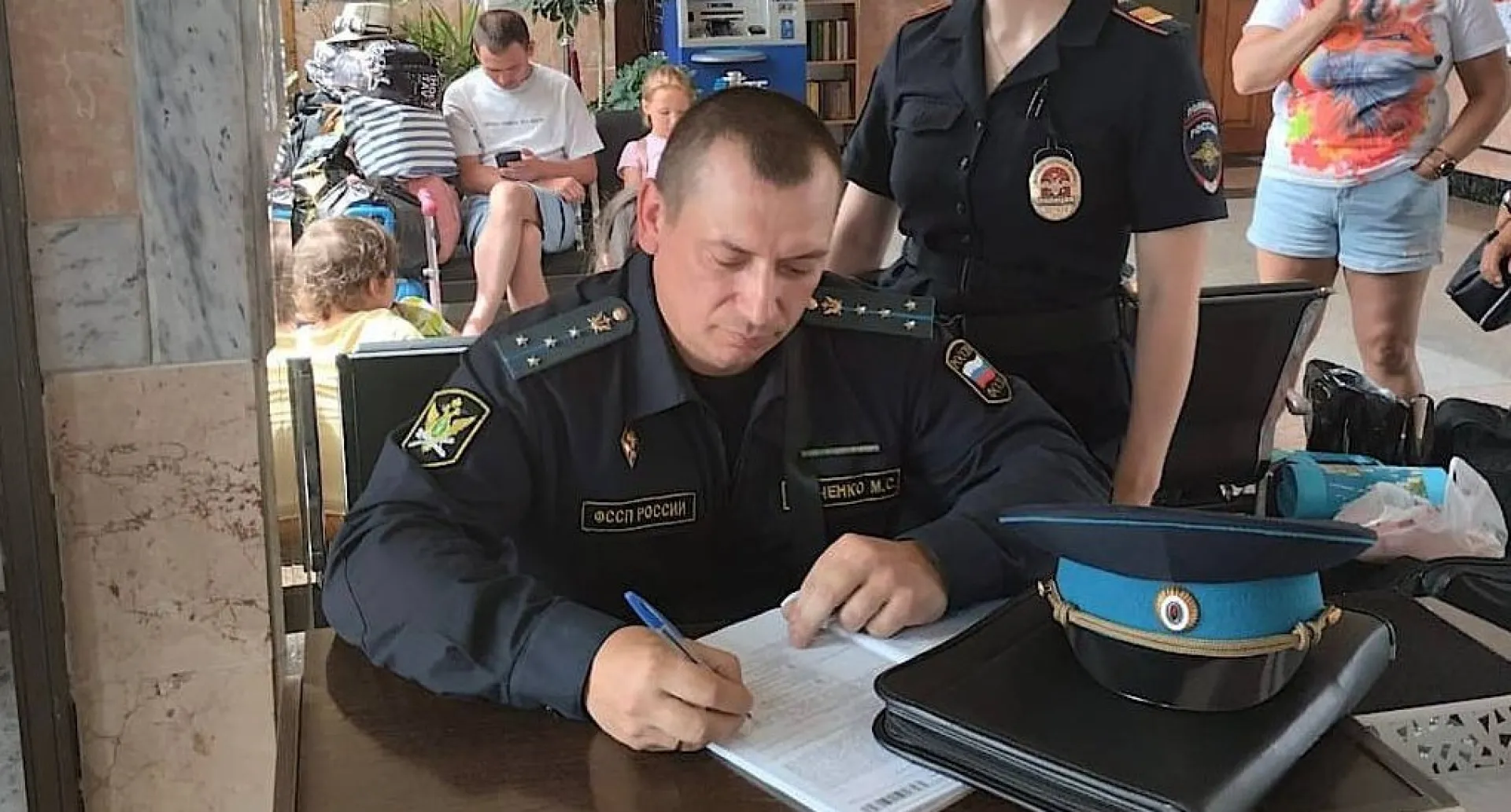 Должников по штрафам задерживали транспортные полицейские Алтая на вокзале Должников по штрафам задерживали транспортные полицейские Алтая на вокзале