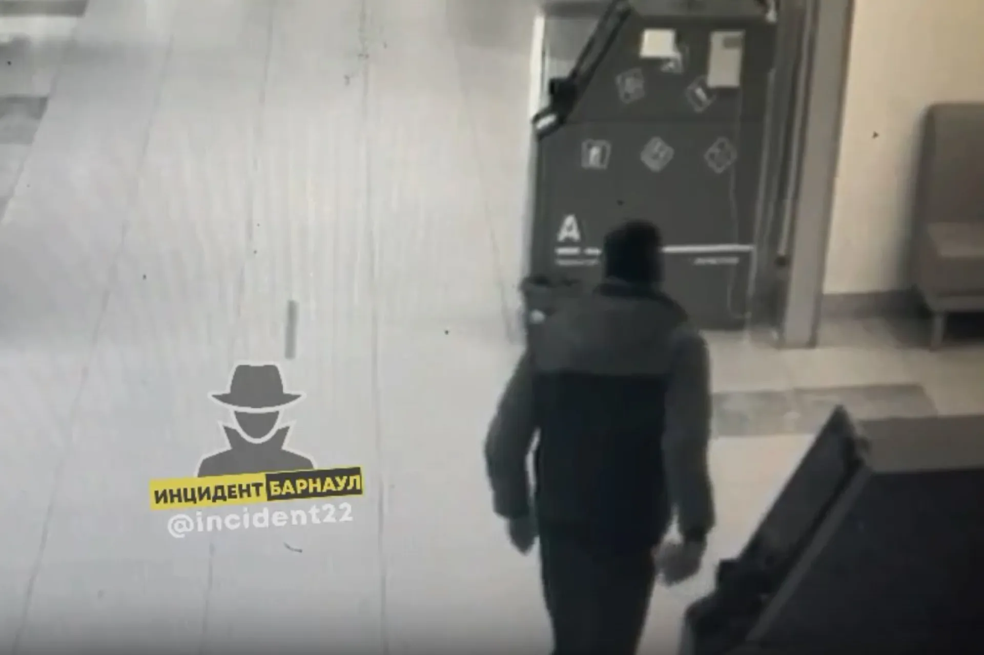 Неизвестный украл оставленные в банкомате деньги в Барнауле Неизвестный украл оставленные в банкомате деньги в Барнауле
