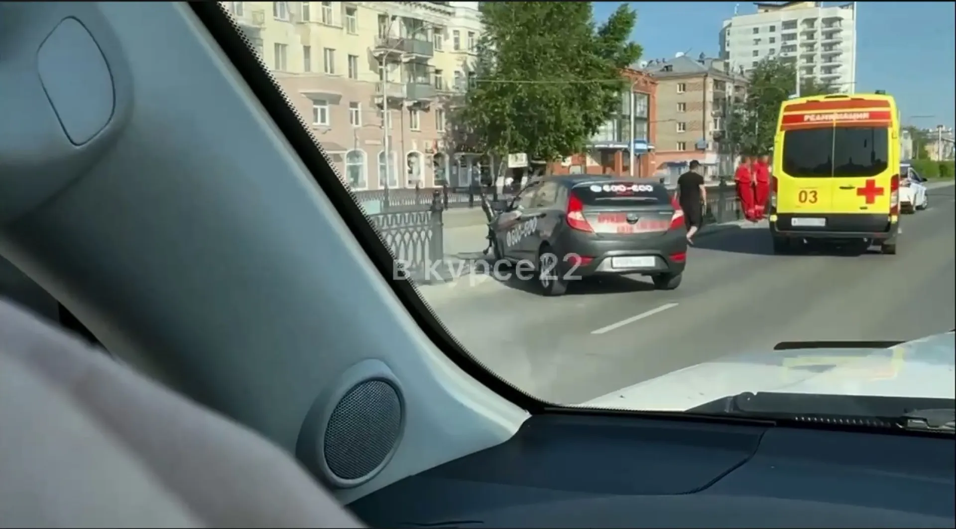 Таксист сбил пешехода и протаранил ограждение в центре Барнаула Таксист сбил пешехода и протаранил ограждение в центре Барнаула