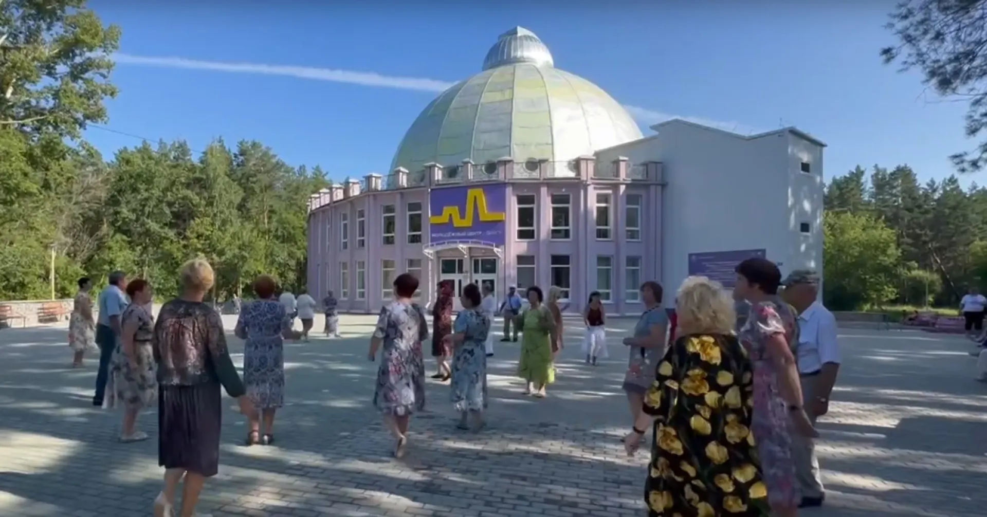 Открытую танцплощадку для пенсионеров организовали в Бийске Открытую танцплощадку для пенсионеров организовали в Бийске