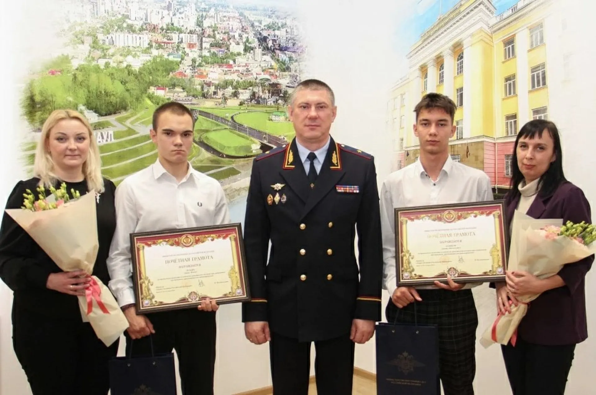 Юных барнаульцев наградили за помощь в поимке хулиганов Юных барнаульцев наградили за помощь в поимке хулиганов
