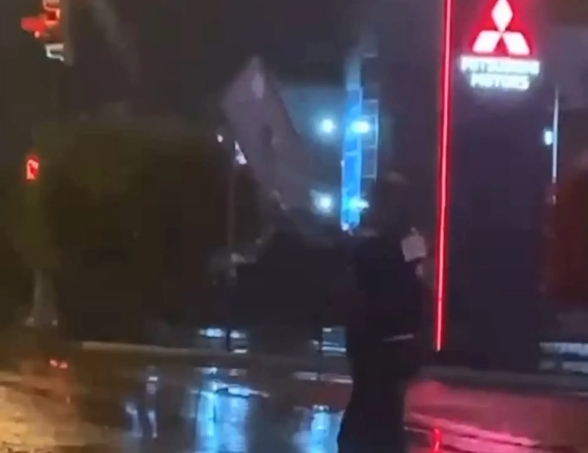 Пьяный мужчина оторвал дорожный знак в Барнауле Пьяный мужчина оторвал дорожный знак в Барнауле