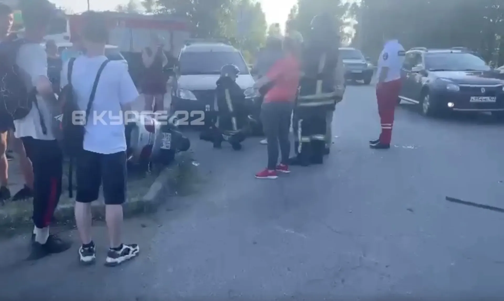 Мотоциклист врезался в иномарку в Барнауле Мотоциклист врезался в иномарку в Барнауле