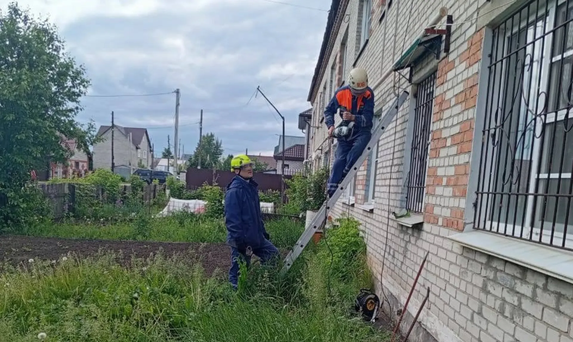 Спасатели вызволили из квартиры пенсионерку в Барнауле Спасатели вызволили из квартиры пенсионерку в Барнауле