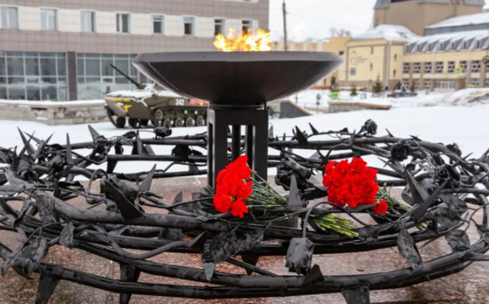 В поддержку российских военных, участвующих в спецоперации в Донбассе, зажгли огонь на площади Ветеранов В поддержку российских военных, участвующих в спецоперации в Донбассе, зажгли огонь на площади Ветеранов