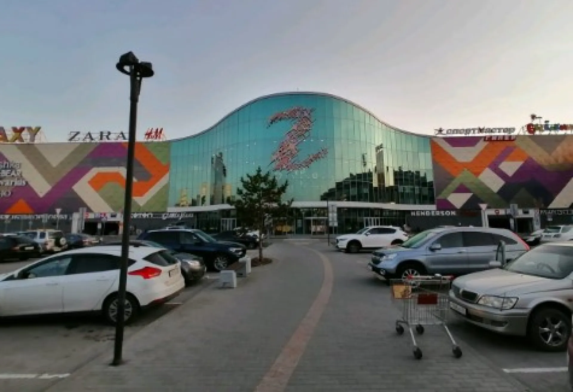 В ТРЦ Galaxy до конца лета сделали бесплатной подземную парковку В ТРЦ Galaxy до конца лета сделали бесплатной подземную парковку