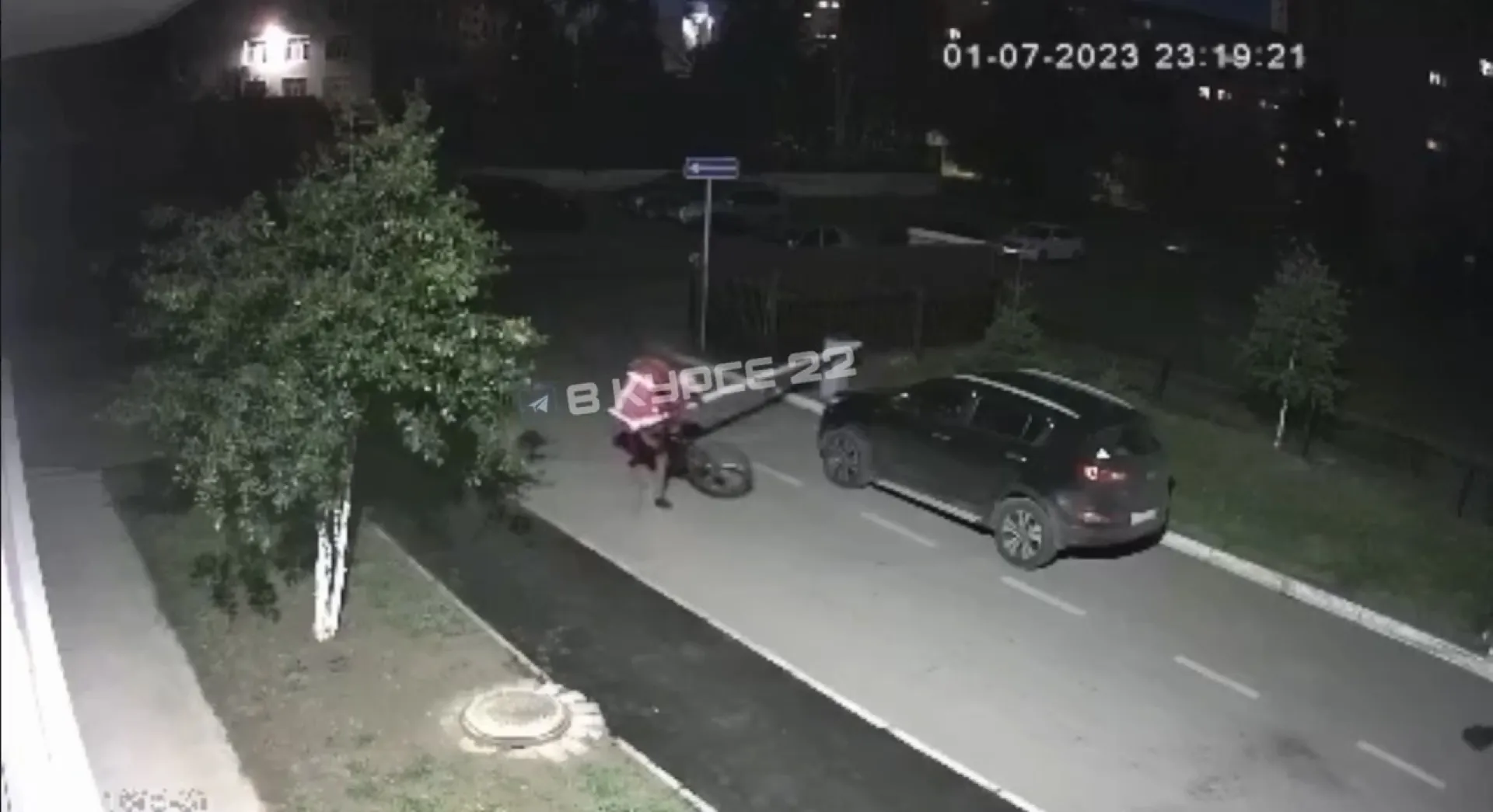 Курьер на велосипеде протаранил шлагбаум в Барнауле Курьер на велосипеде протаранил шлагбаум в Барнауле