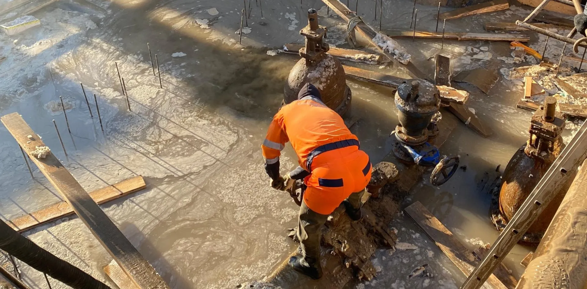 Специалисты откачивают воду возле поврежденного участка водопровода в Барнауле Специалисты откачивают воду возле поврежденного участка водопровода в Барнауле