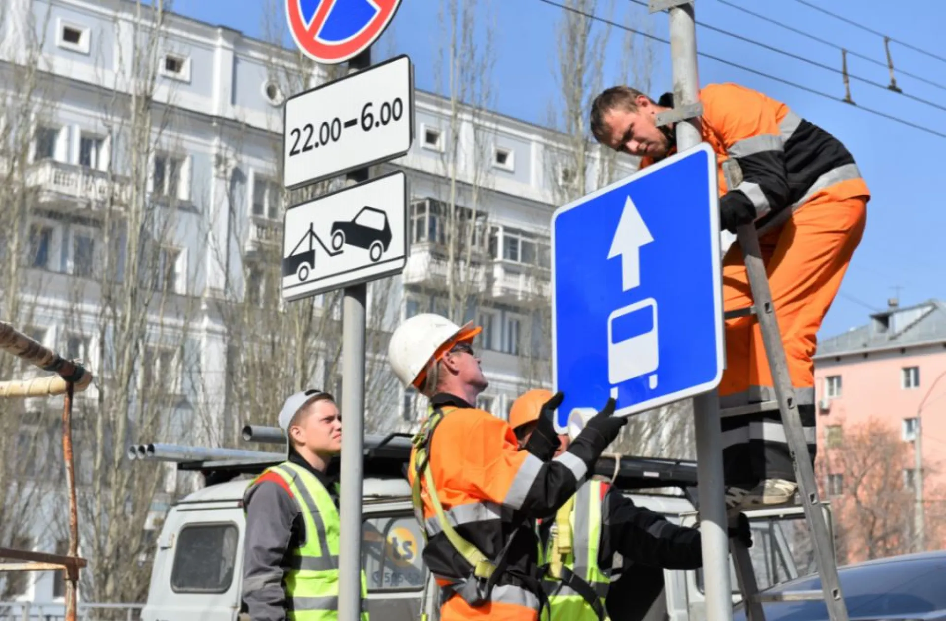 Дорожные знаки для выделенных полос и запрета парковки на время ремонта моста на Новом рынке устанавливают в Барнауле Дорожные знаки для выделенных полос и запрета парковки на время ремонта моста на Новом рынке устанавливают в Барнауле