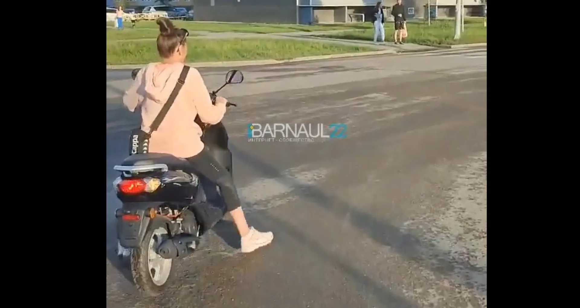 Подозрительную девушку на байке задержали в Барнауле Подозрительную девушку на байке задержали в Барнауле