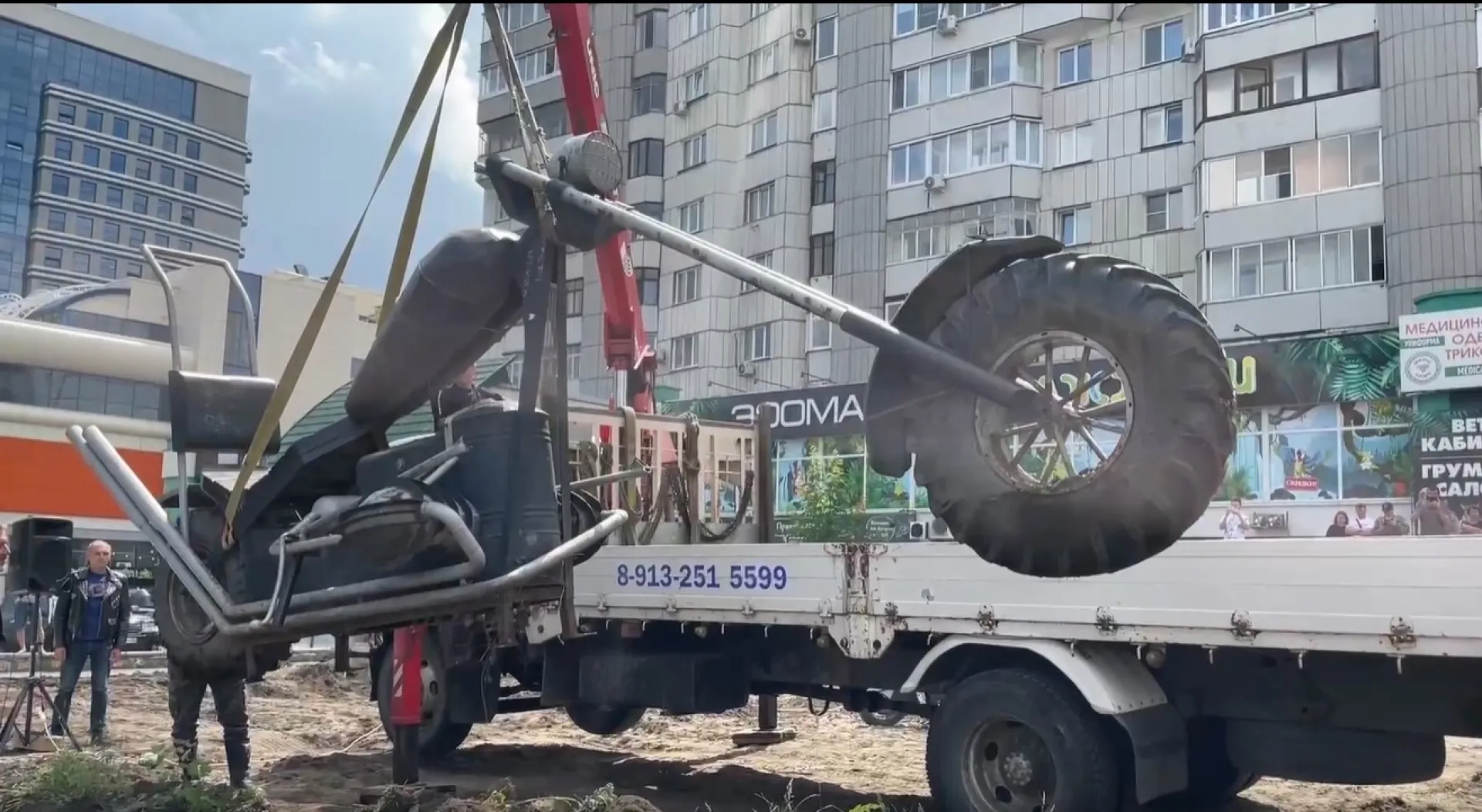 Байк-драма: свое место у барнаульского бара покинул гигантский мотоцикл Байк-драма: свое место у барнаульского бара покинул гигантский мотоцикл