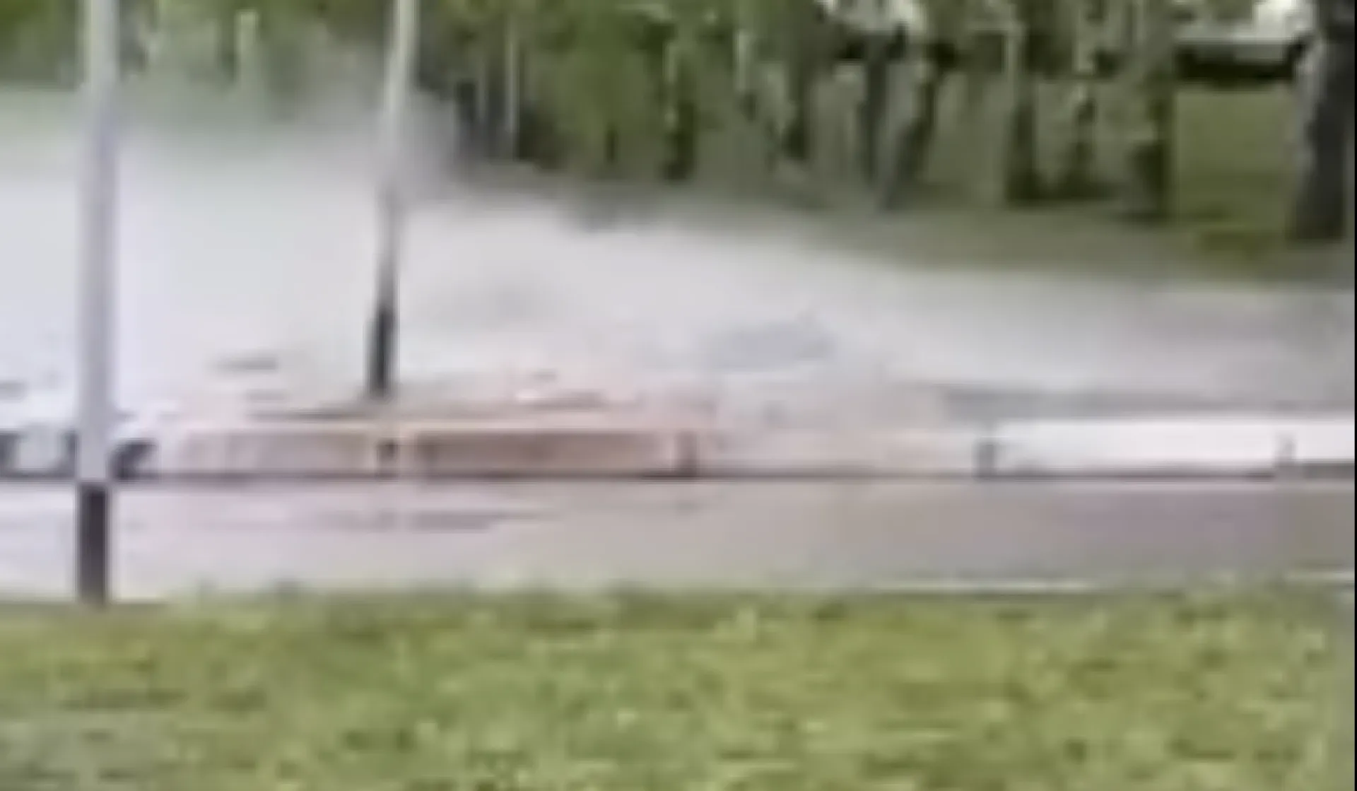 Горячая вода забила из-под асфальта в Барнауле Горячая вода забила из-под асфальта в Барнауле