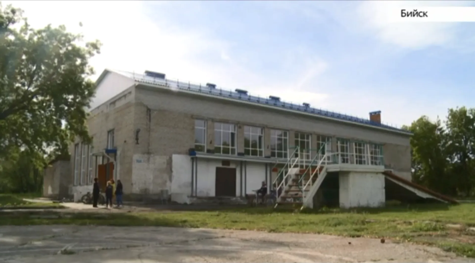 Дом культуры в алтайском селе начали ремонтировать Дом культуры в алтайском селе начали ремонтировать