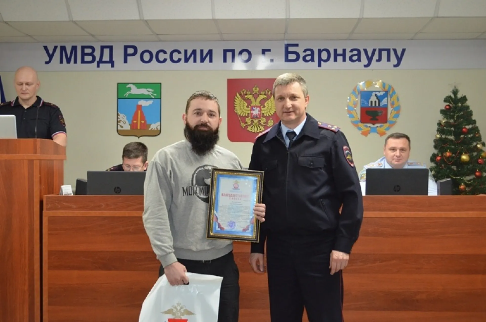 В Барнауле наградили граждан, оказавших содействие в задержании грабителей В Барнауле наградили граждан, оказавших содействие в задержании грабителей