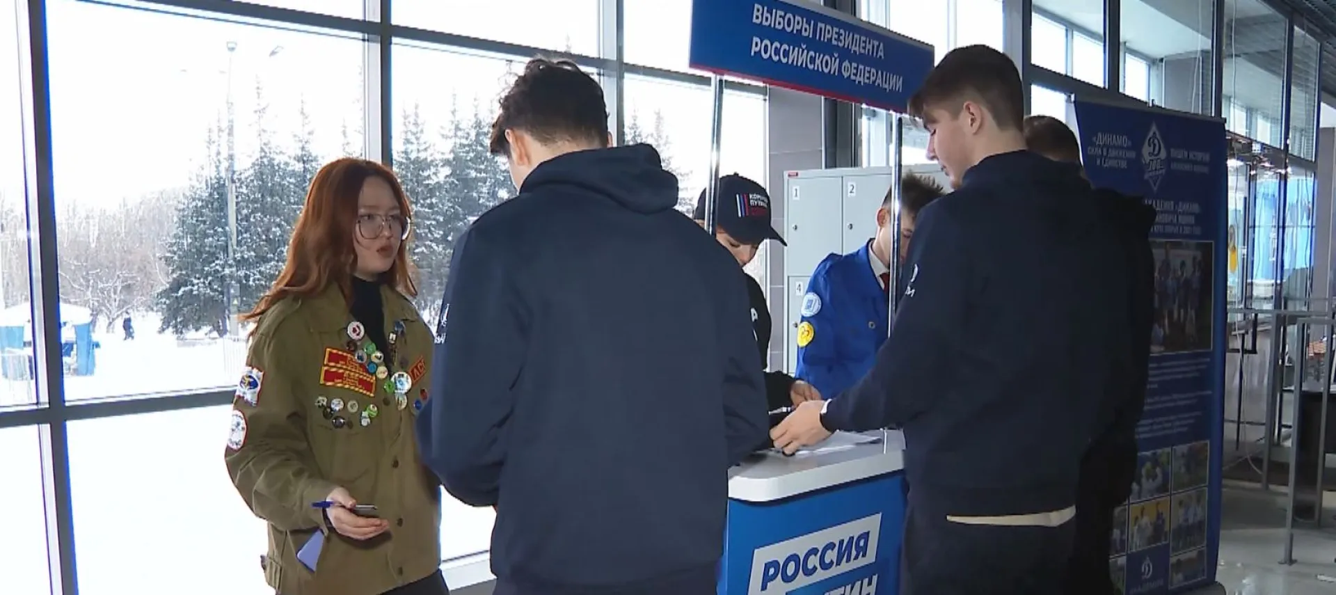 В Барнауле продолжают собирать подписи в поддержку Владимира Путина В Барнауле продолжают собирать подписи в поддержку Владимира Путина