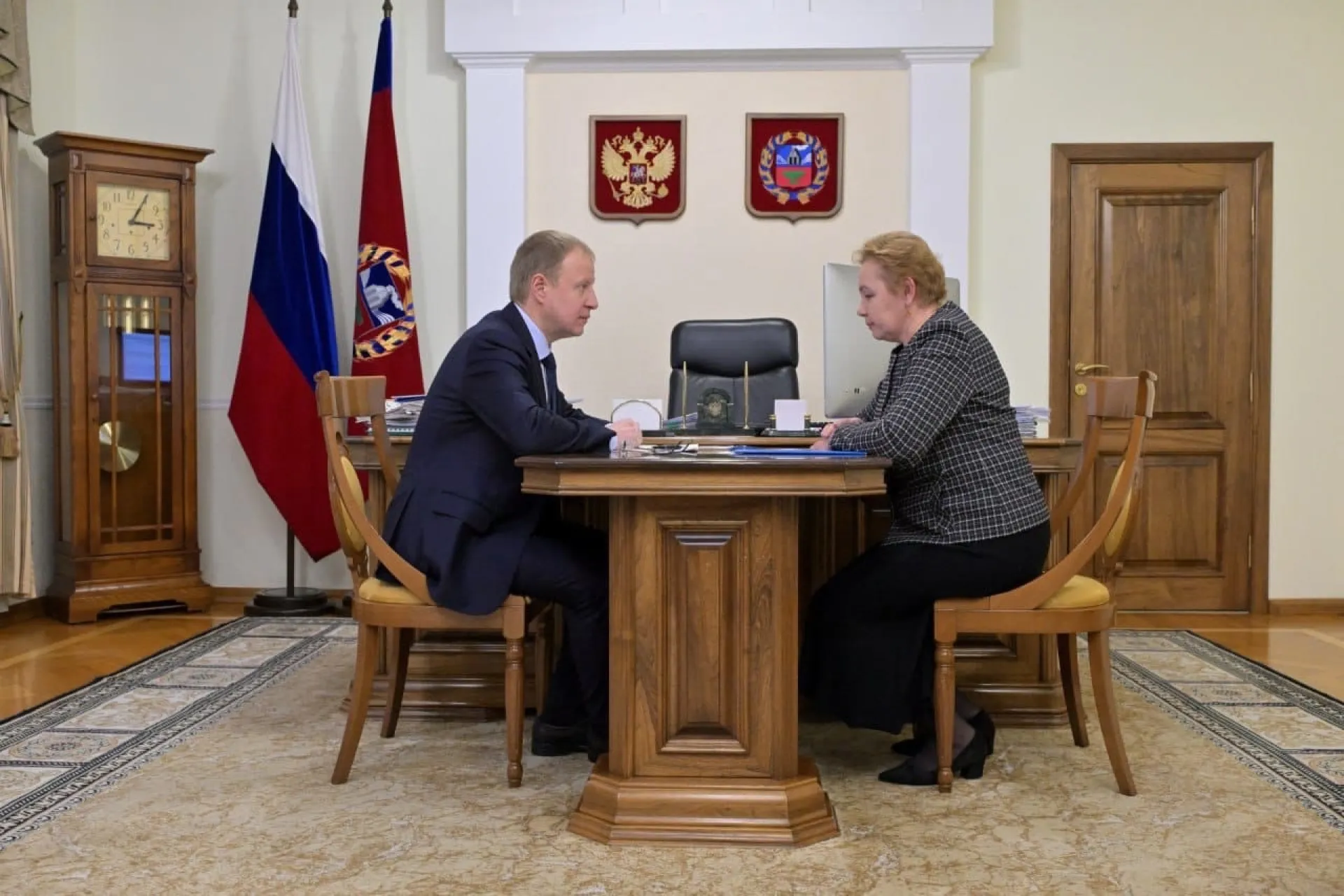 Виктор Томенко обсудил социально-экономическое развитие Ельцовского района с главой