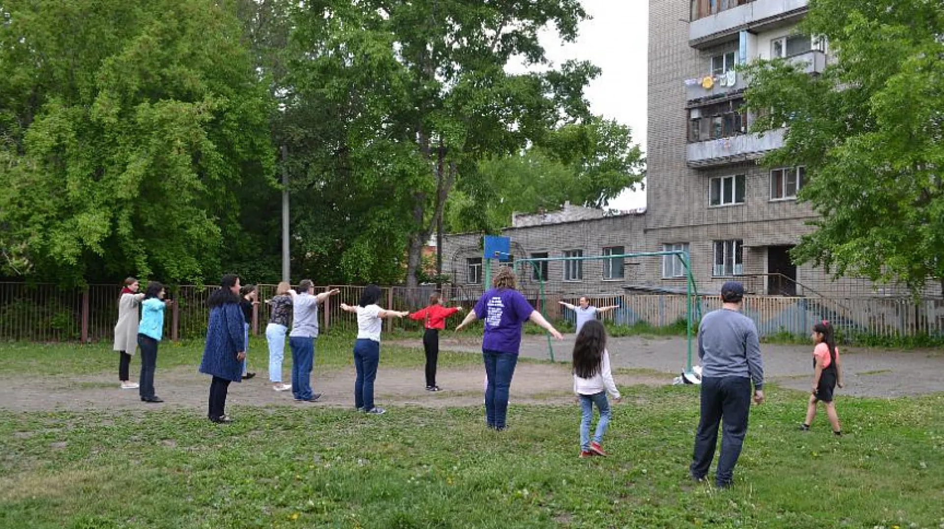Жители Барнаула будут заниматься физкультурой с дворовыми инструкторами-врачами Жители Барнаула будут заниматься физкультурой с дворовыми инструкторами-врачами