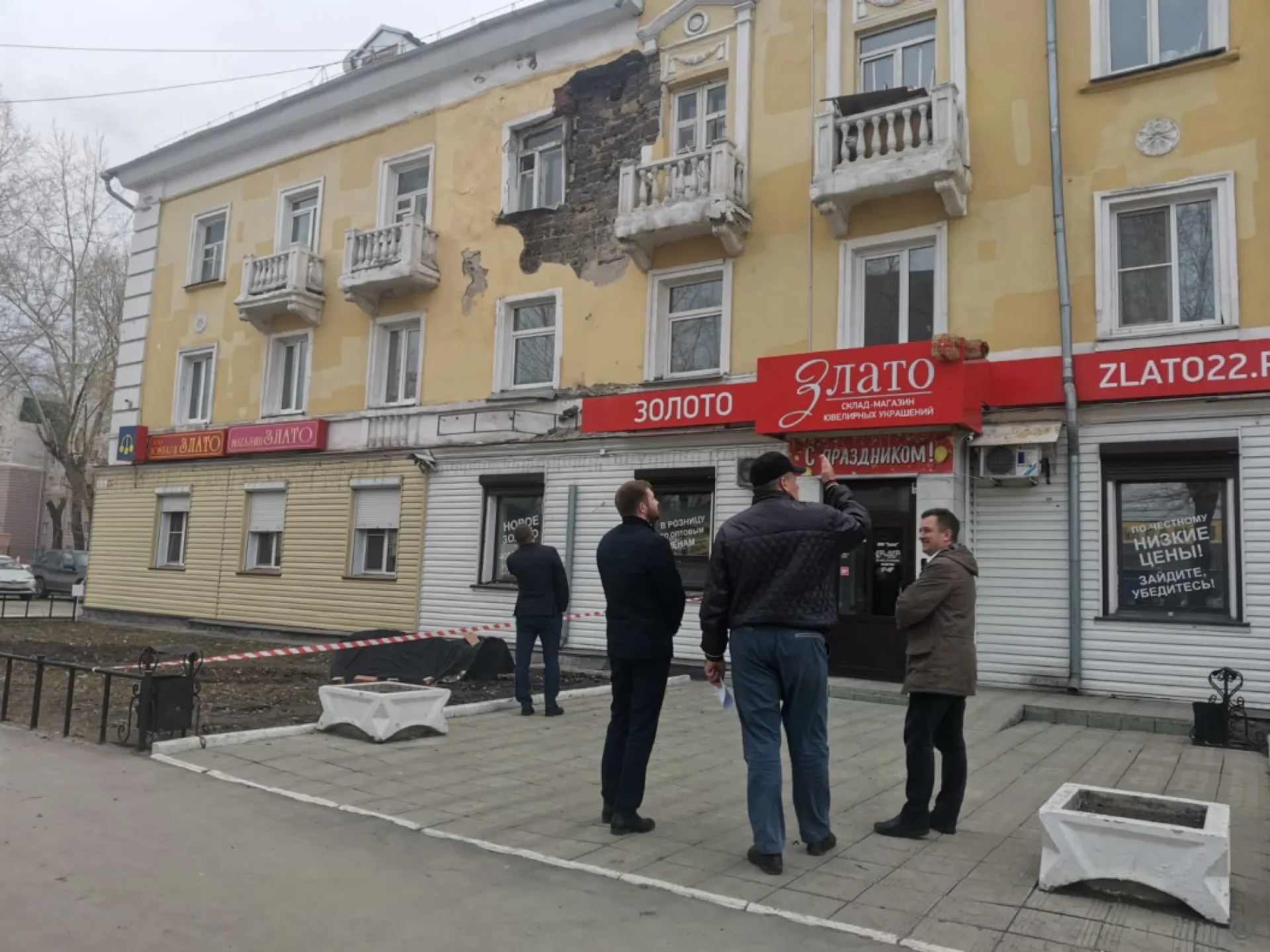 Кирпичная кладка дома №131 на проспекте Ленина обрушилась сегодня в Барнауле Кирпичная кладка дома №131 на проспекте Ленина обрушилась сегодня в Барнауле