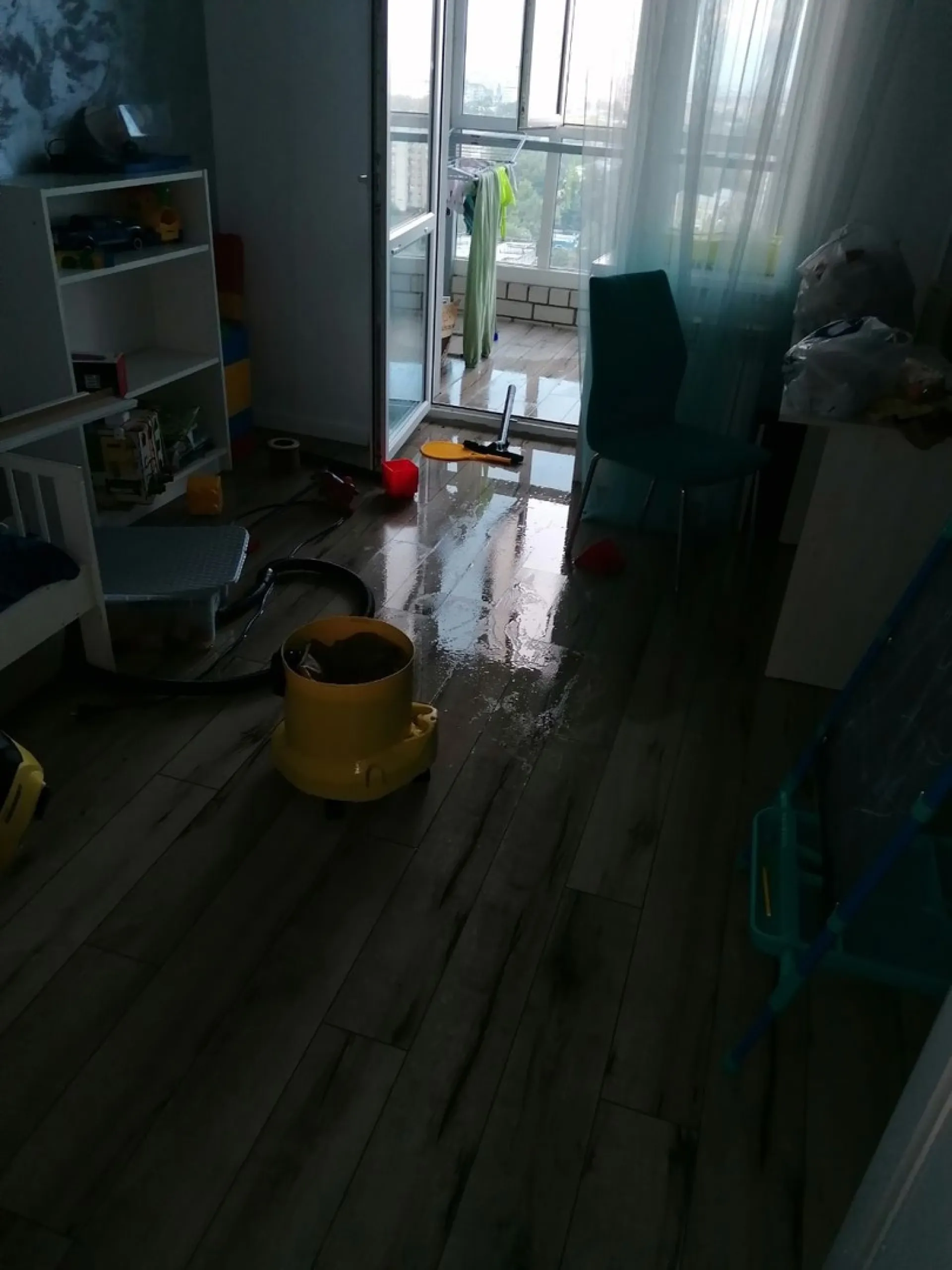 Квартиру в новостройке затопило после дождя в Барнауле Квартиру в новостройке затопило после дождя в Барнауле