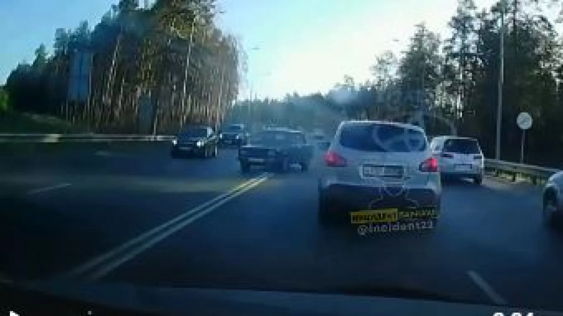 Водитель успел избежать аварии в Барнауле Водитель успел избежать аварии в Барнауле