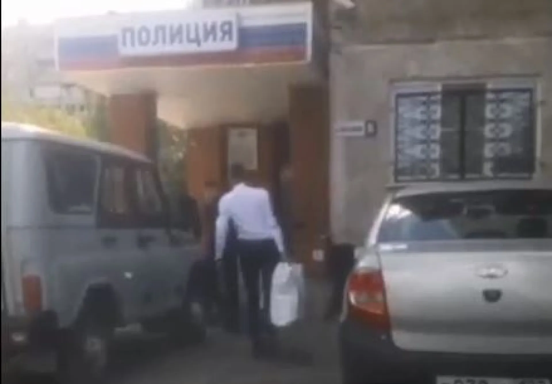 Жители барнаульского поселка вызвали полицию, когда увидели «торговцев» с пакетами Жители барнаульского поселка вызвали полицию, когда увидели «торговцев» с пакетами