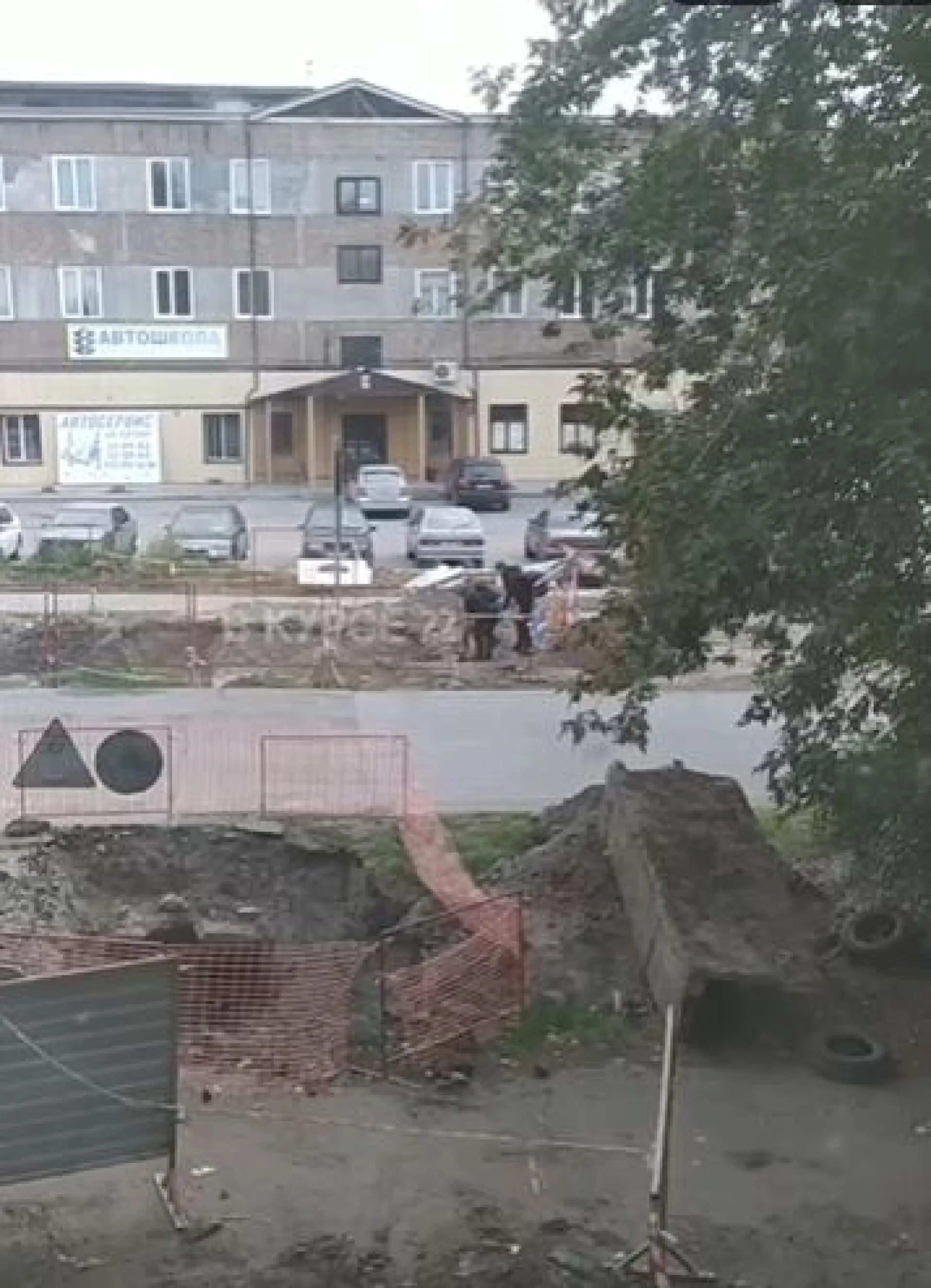 Двое неизвестных украли трубу у сотрудников коммунальных служб в Барнауле Двое неизвестных украли трубу у сотрудников коммунальных служб в Барнауле