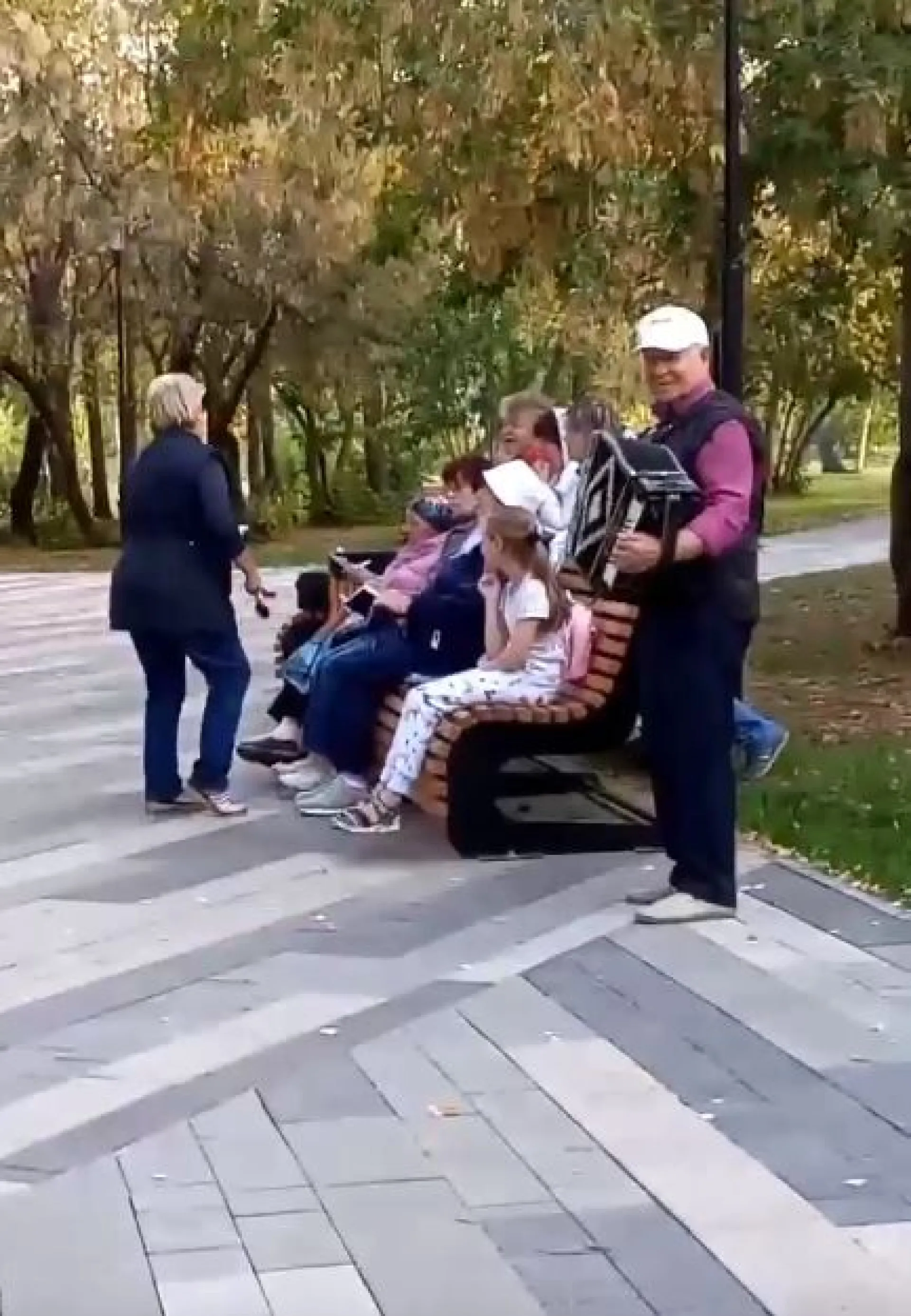 Группа пенсионеров каждый вечер устраивает задушевные уличные пения в Барнауле Группа пенсионеров каждый вечер устраивает задушевные уличные пения в Барнауле