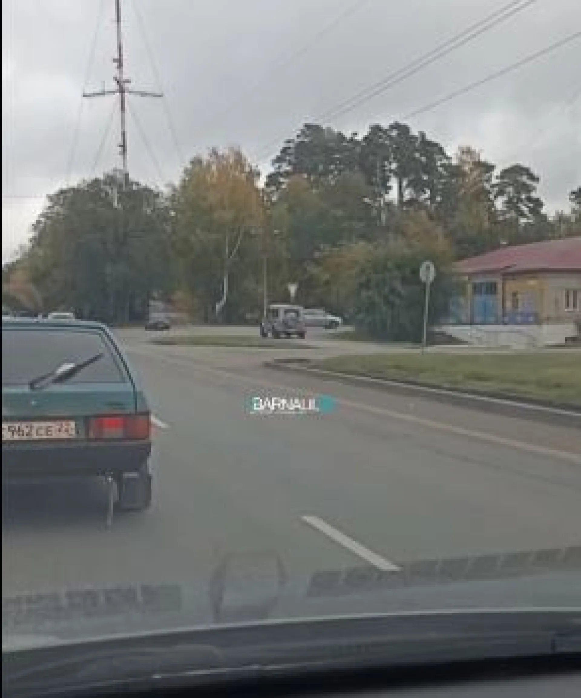 Водитель легкового автомобиля пронесся по тротуару в Барнауле Водитель легкового автомобиля пронесся по тротуару в Барнауле