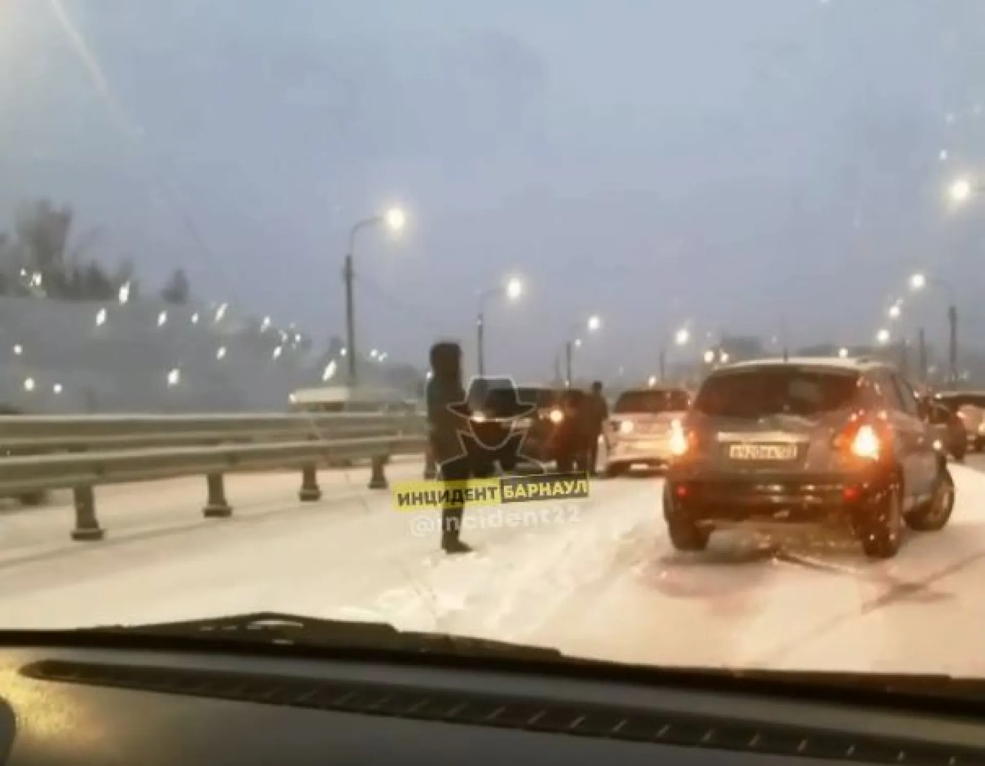 Массовое ДТП произошло на Новом мосту в Барнауле Массовое ДТП произошло на Новом мосту в Барнауле