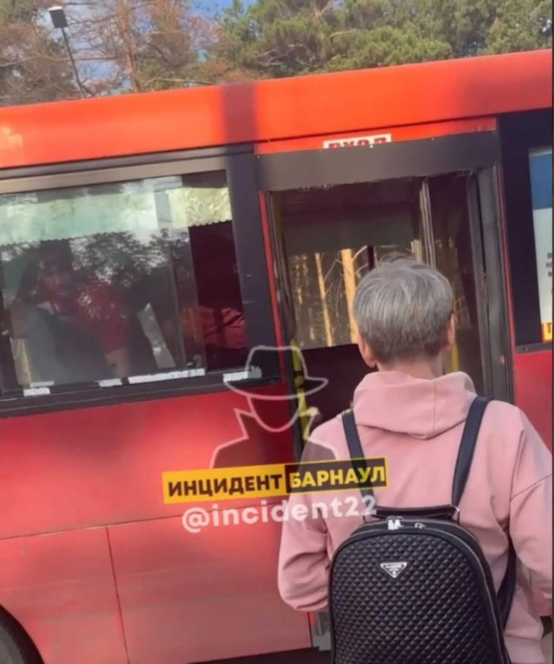 Водитель барнаульского автобуса устроил драку с пассажиром, которая переросла в поножовщину Водитель барнаульского автобуса устроил драку с пассажиром, которая переросла в поножовщину