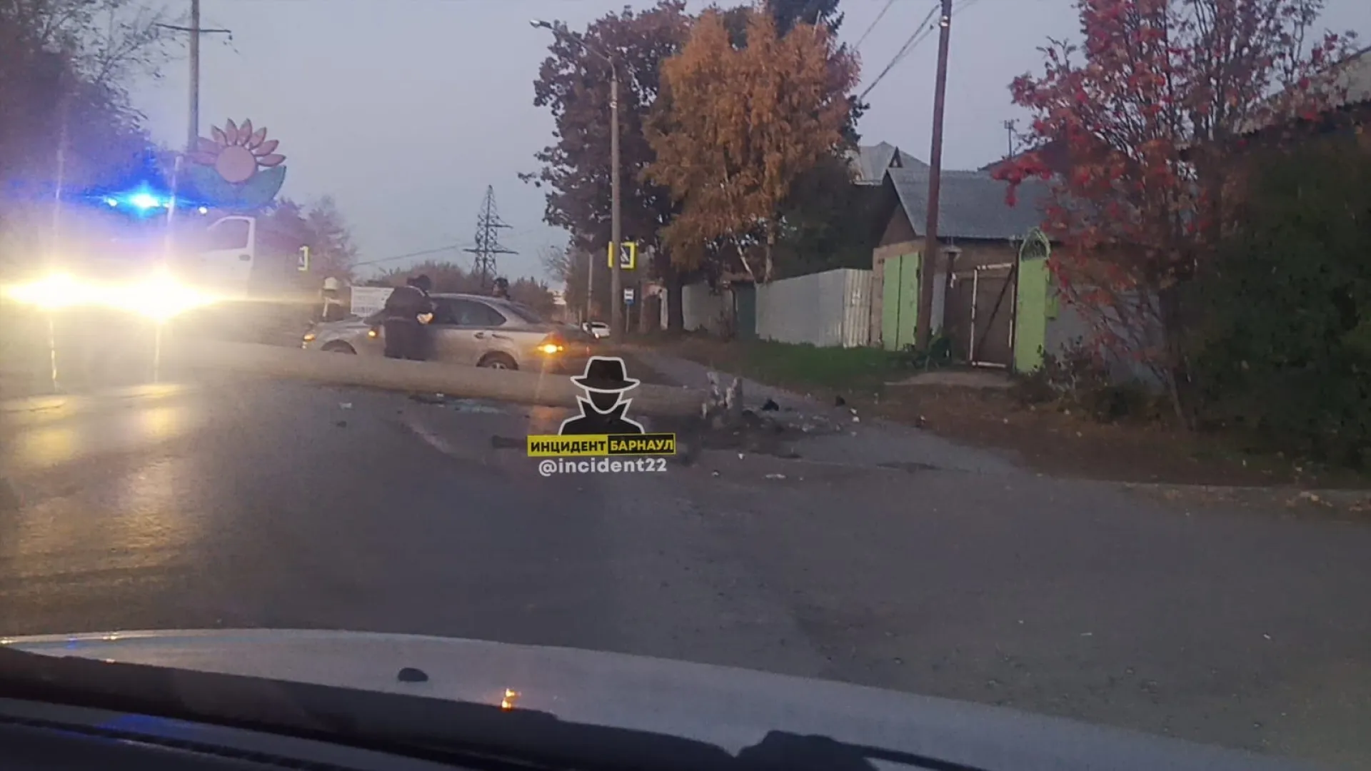 Автомобиль снёс бетонный столб в Барнауле Автомобиль снёс бетонный столб в Барнауле
