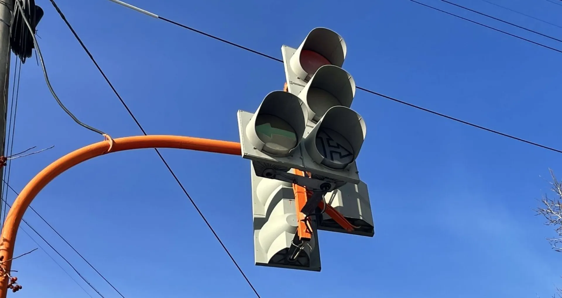 На двух участках Змеиногорского тракта в Барнауле отключили светофоры На двух участках Змеиногорского тракта в Барнауле отключили светофоры