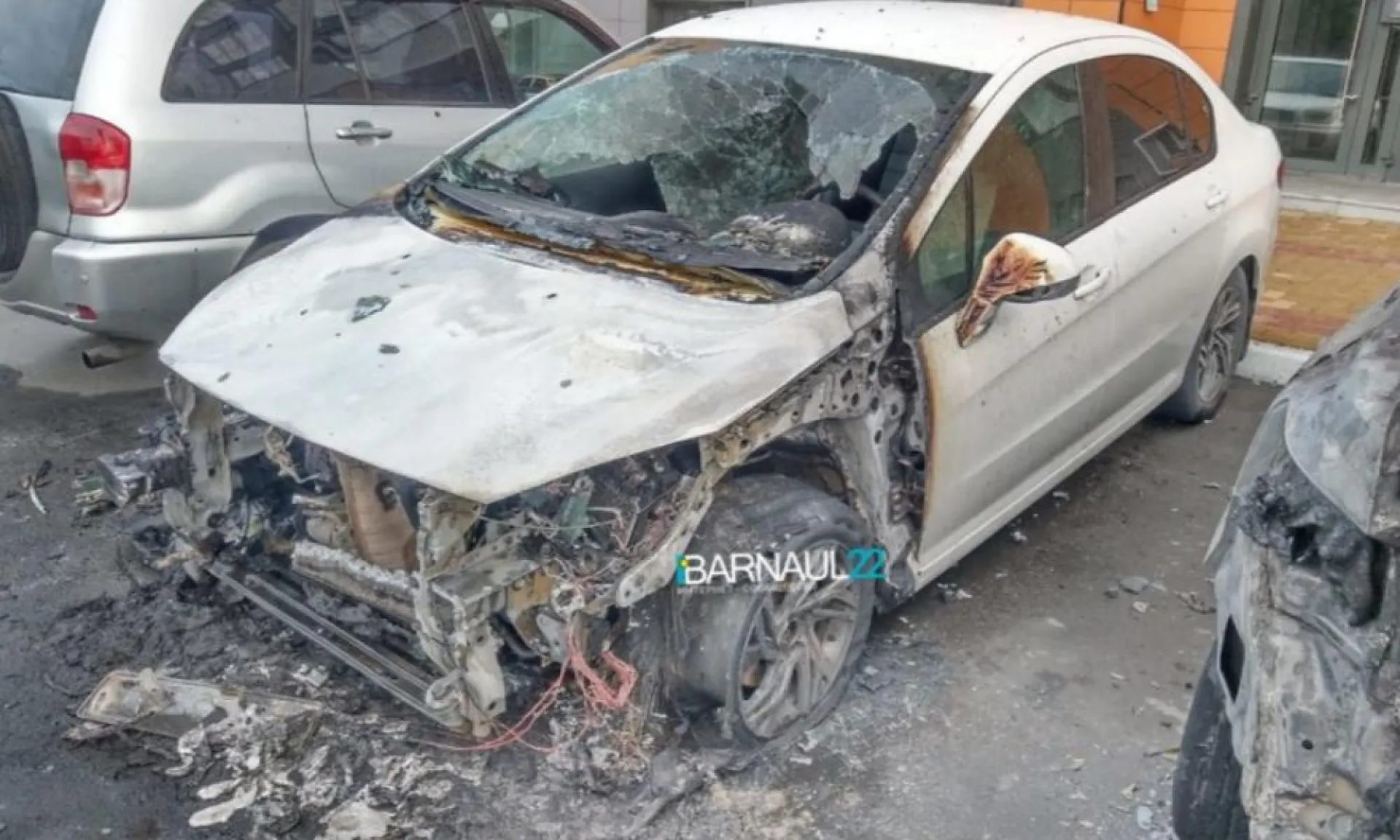 Появилось видео момента поджога автомобиля в центре Барнаула Появилось видео момента поджога автомобиля в центре Барнаула