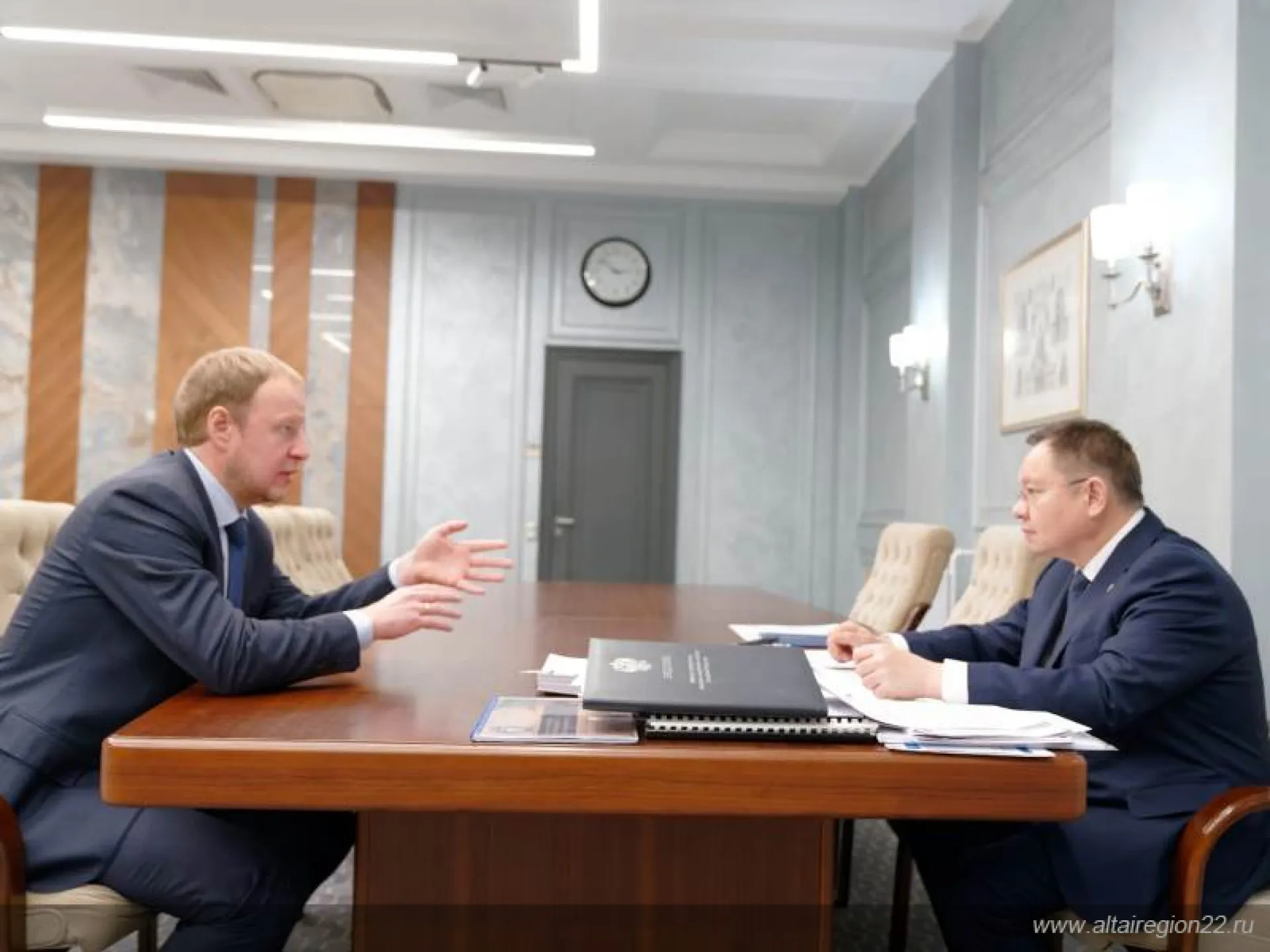 Министр строительства и ЖКХ России встретился с губернатором Алтайского края Министр строительства и ЖКХ России встретился с губернатором Алтайского края