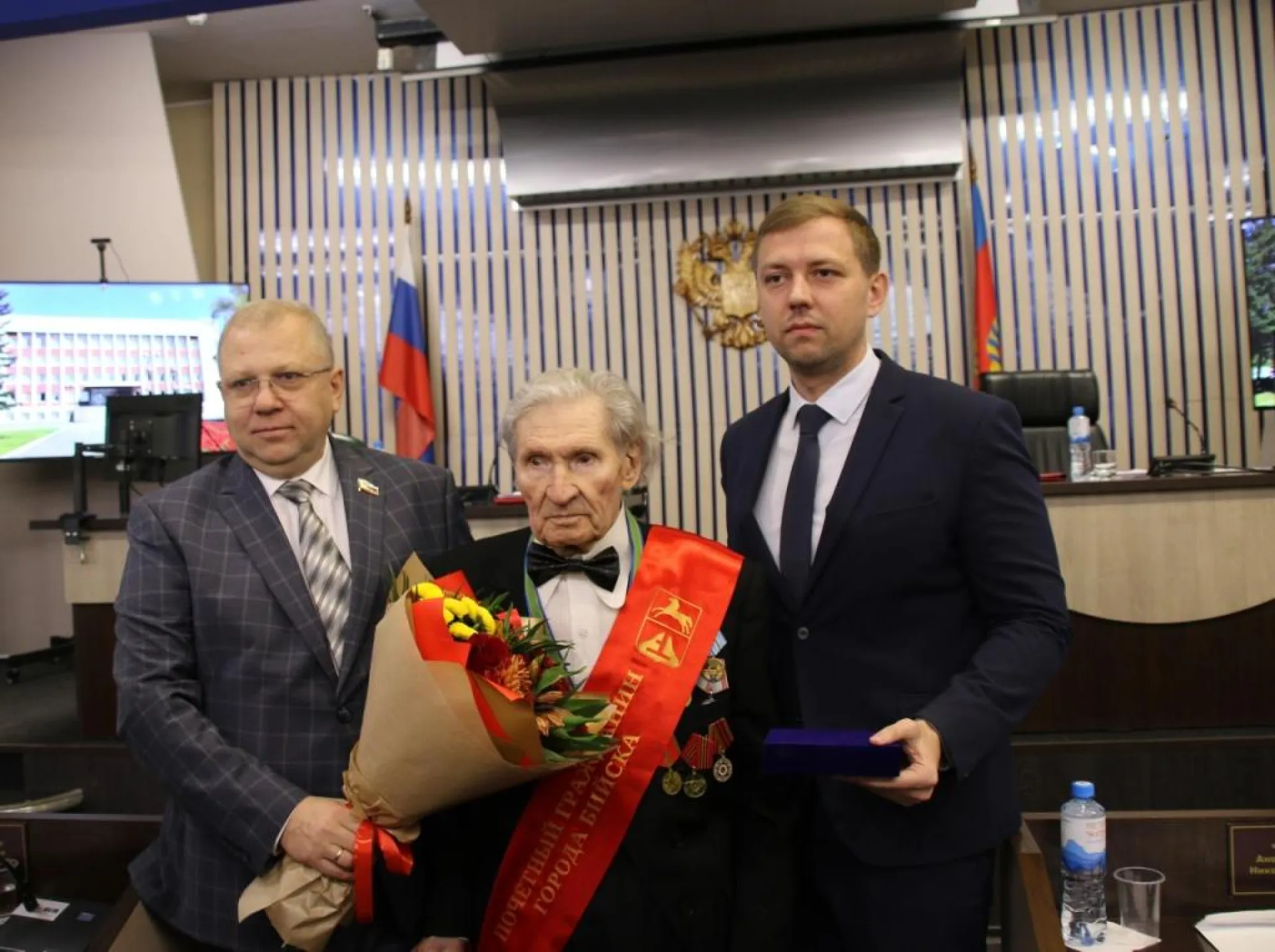 Ленту почётного гражданина Бийска вручили ветерану Великой Отечественной войны и заслуженному работнику культуры РСФСР Ленту почётного гражданина Бийска вручили ветерану Великой Отечественной войны и заслуженному работнику культуры РСФСР