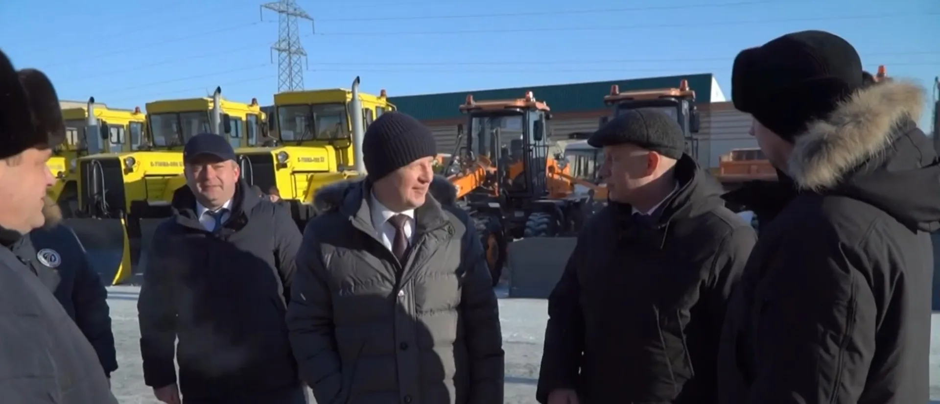 Виктор Томенко вручил новую дорожно-строительную технику предприятиям Алтайского края Виктор Томенко вручил новую дорожно-строительную технику предприятиям Алтайского края