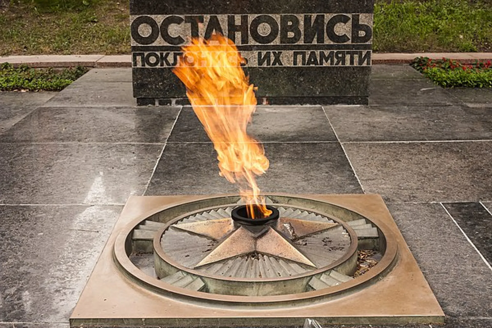 В Алтайском крае внучке погибшего героя ВОВ передали землю с братской могилы, в которой покоится её дед В Алтайском крае внучке погибшего героя ВОВ передали землю с братской могилы, в которой покоится её дед