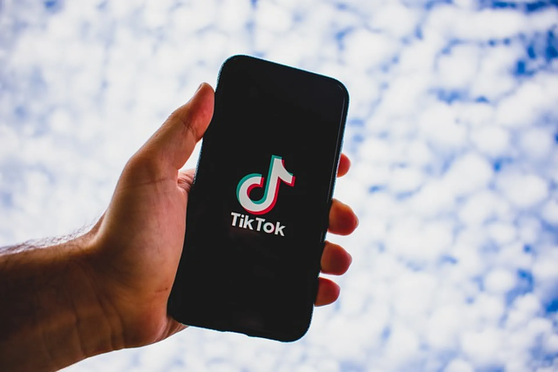 TikTok ограничил работу в России из-за нового закона TikTok ограничил работу в России из-за нового закона