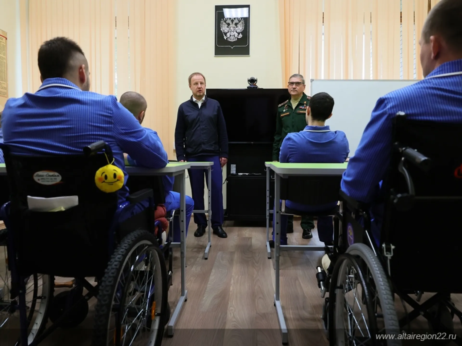 Виктор Томенко в московском госпитале встретился с проходящими лечение военнослужащими из Алтайского края