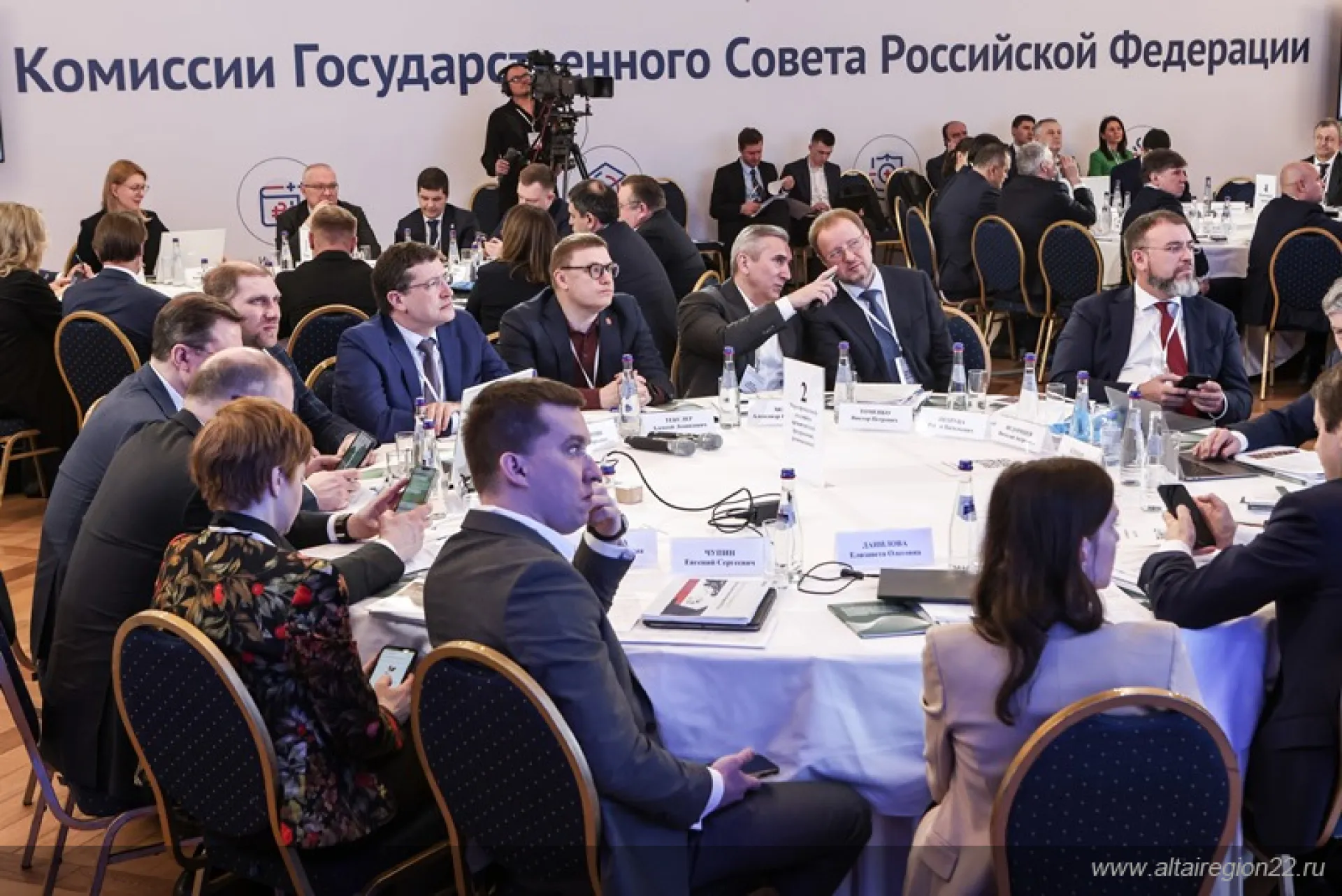 Губернатор Алтайского края Виктор Томенко участвует в совещании по подготовке к Госсовету по промышленности Губернатор Алтайского края Виктор Томенко участвует в совещании по подготовке к Госсовету по промышленности