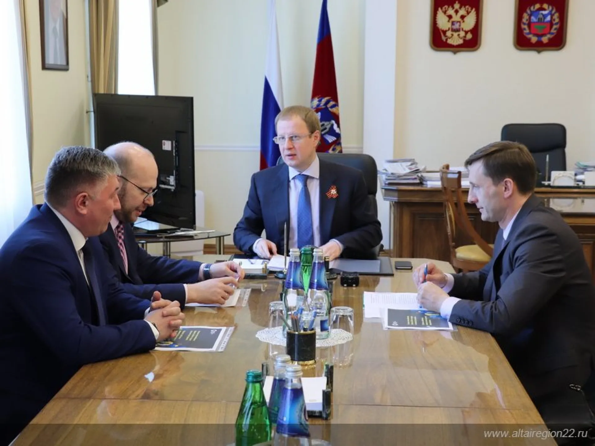 Губернатор Алтайского края Виктор Томенко встретился с генеральным директором Сибирской генерирующей компании Степаном Солженицыным Губернатор Алтайского края Виктор Томенко встретился с генеральным директором Сибирской генерирующей компании Степаном Солженицыным