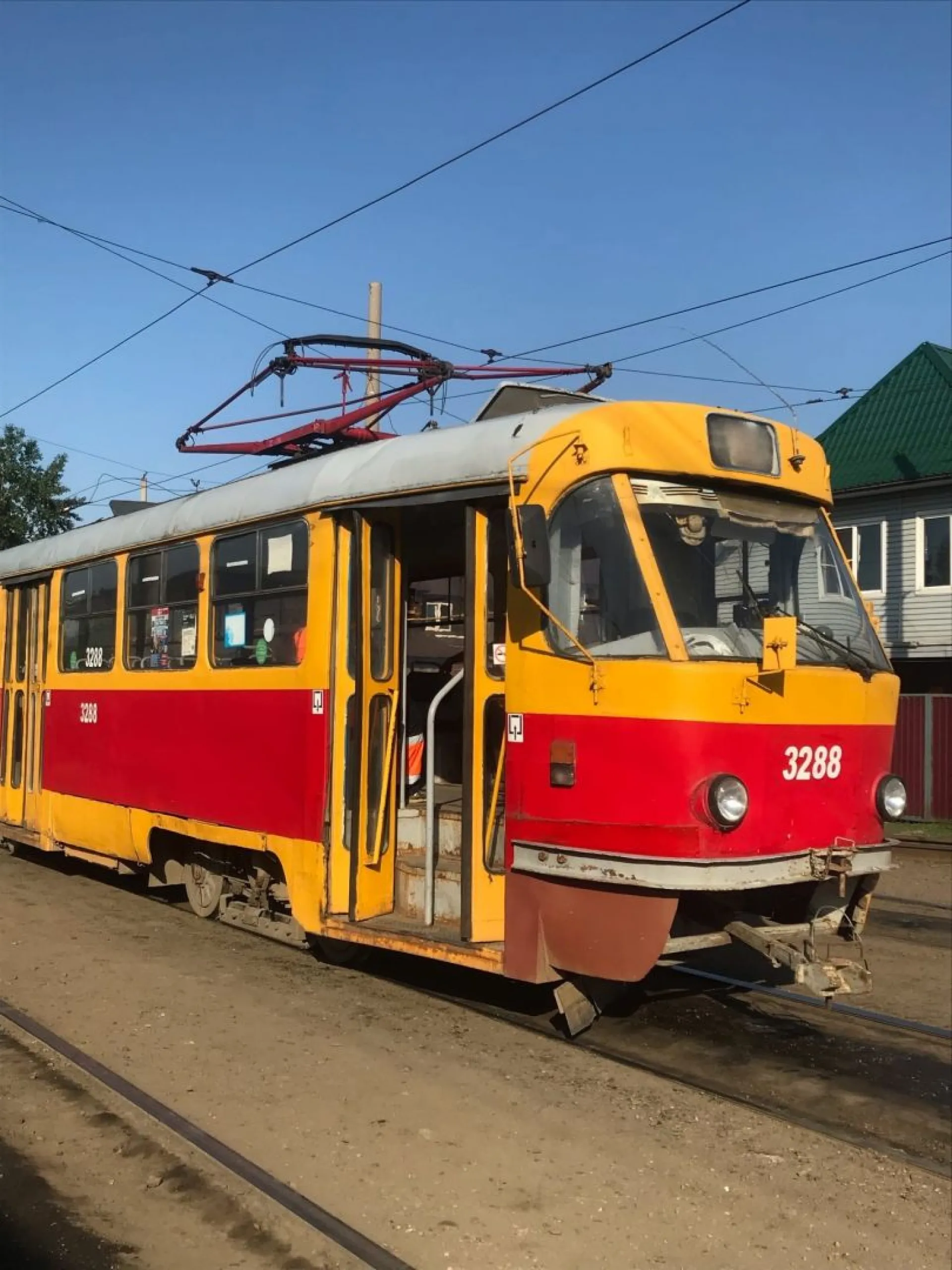 Контактная сеть оборвалась на центральной улице Барнаула Контактная сеть оборвалась на центральной улице Барнаула